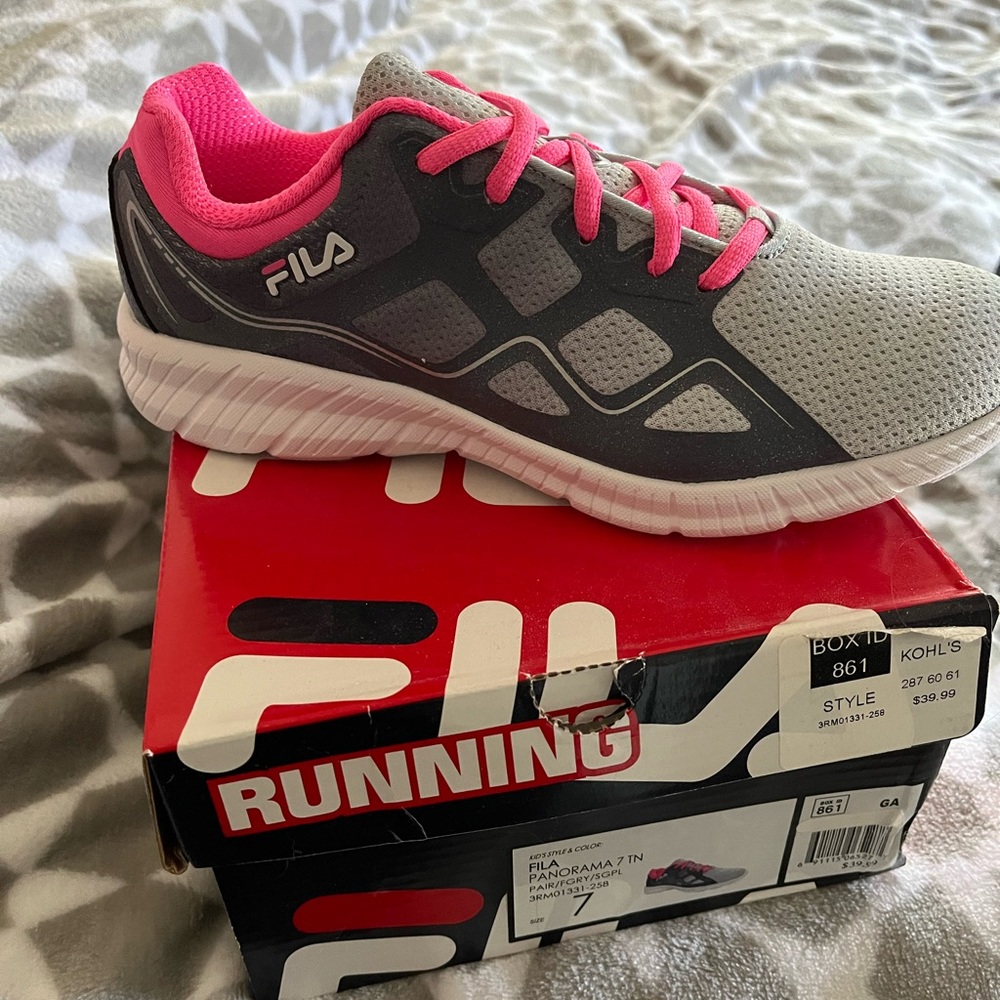 New fila sneakers size 7
